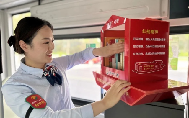 书香伴行 郑州公交22路“红船书吧”带您感受阅读乐趣