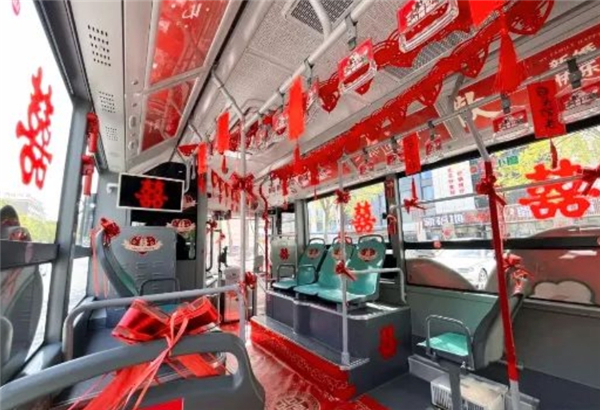重庆：公交车变婚车 文明新风为幸福“加码”