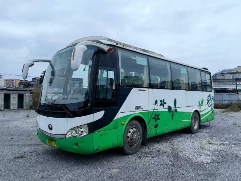 2013年上牌37座宇通6808气囊车
