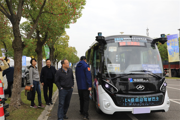 央视聚焦自动驾驶加速“上路”，苏州金龙领跑智慧出行新时代