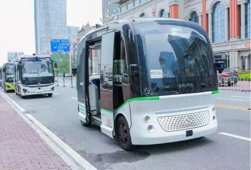 金龙自动驾驶机场摆渡车驶入厦门翔安国际机场