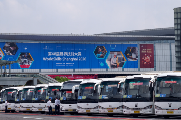 黄浦江畔！超200台苏州金龙海格客车护航世界技能大赛