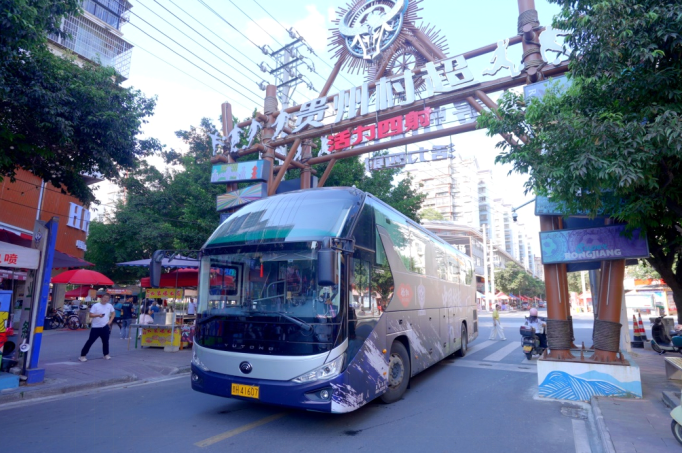 宇通大巴开进贵州村超 绿茵场串起跨国友谊