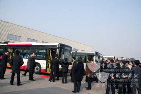 考察团观摩海格客车