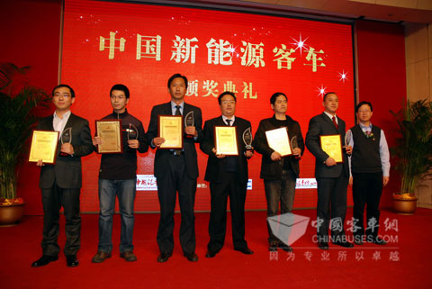 大金龙公司代表张勇（左三）领取”中国新能源客车卓越贡献企业奖”