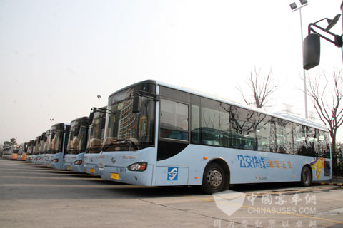在公交首末站的海格公交车队