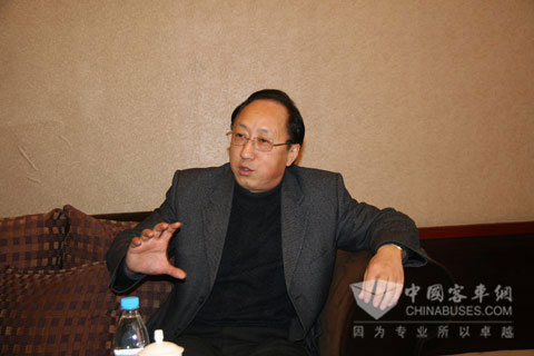 恒通客车总经理邓平接受媒体采访