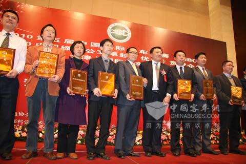 海格客车代表领取2010中国客车CIBC大奖