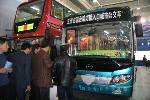 天津客车展上五洲龙混合动力客车引来众多观众前来观望