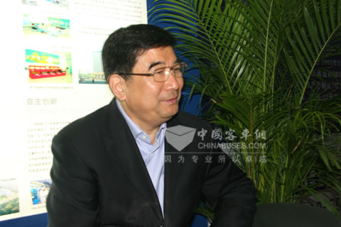 深圳五洲龙副总经理成建忠接受客车网记者采访