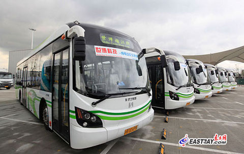2010年上海世博会新能源公交车整装待发