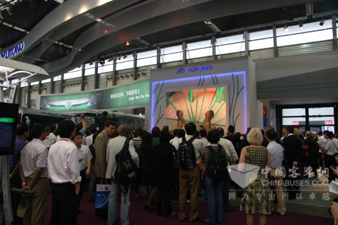 宇通展台前吸引众多观众前来参观