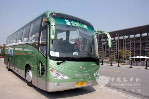 满载旅客的大金龙世博专线车从上海国际赛车场出发