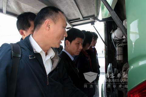 大金龙售后服务工程师周永杰（左一）与服务人员查看车况