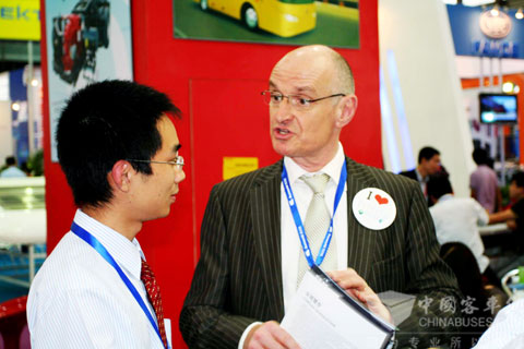 2010上海客车展，世界客车联盟主席Mark先生到访东风旅行车公司展台