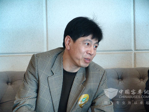 金旅“绿动•无限”巡展中湖南省湘潭汽车运输总公司副总经理周远征在接受记者采访