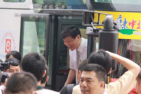广州市副市长亲历交车仪式现场并登车体验
