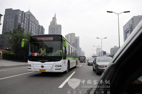 运行在重庆街头的恒通新能源客车