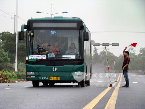 金旅混合动力客车荣获2010中国(杭州)新能源公交客车精英赛冠军