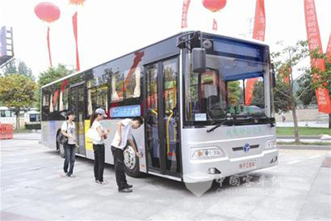 首辆武汉产纯电动客车亮相 充一次电跑380公里