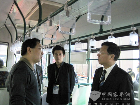 商务部机电和科技产业司司长张骥参观中通新能源客车