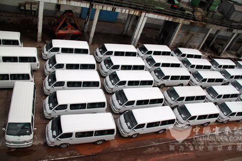 大金龙轻客批量出口海外