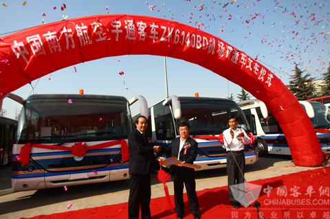 中国南方航空-宇通客车ZK6140BD机场摆渡车下线交车仪式举行