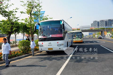 正在为广州亚运安检及志愿者服务的海格客车