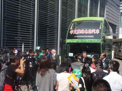 中文牌电动车在香港巡游备受关注