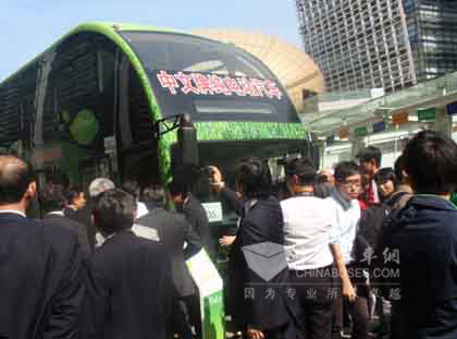 中文牌电动车在香港巡游备受关注