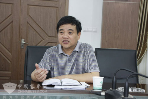 苏州汽车客运集团机务处负责人卢汉成接收记者采访