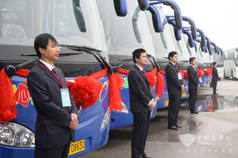 申龙“爱心巴士”服务上海世博会