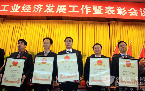 大金龙技术部工程师(中)代表公司接受 “厦门科技进步二等奖”荣誉