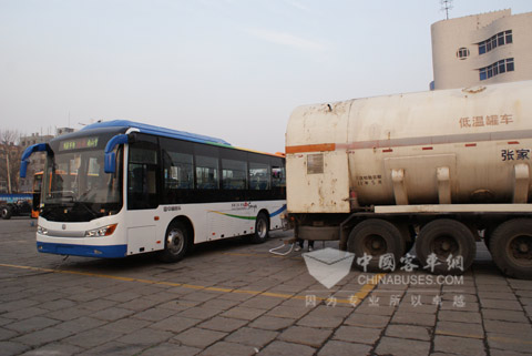 为海南打造的LNG公交正在加气