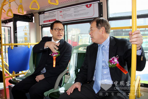 大金龙副总经理徐向东向厦门市副市长叶重耕(右)介绍大金龙新能源客车研发情况