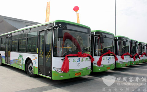 启动仪式现场的大金龙混合动力公交车