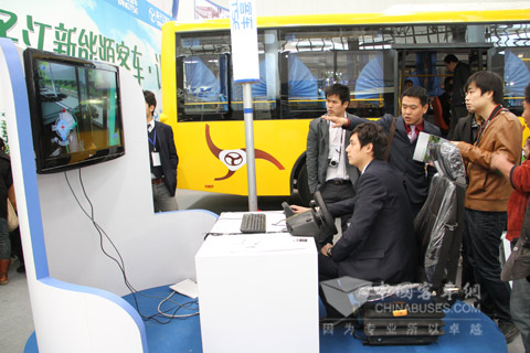 扬子江客车展台颇具特色的虚拟试驾区吸引了众多观众
