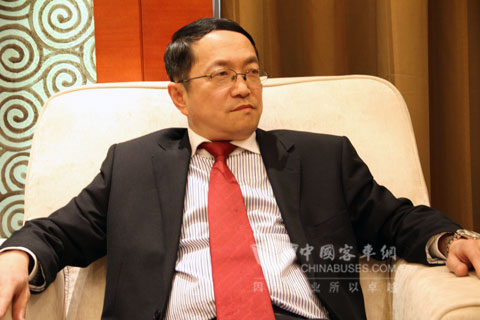 贵州省凯里汽车运输总公司副总经理刘踊接受记者采访