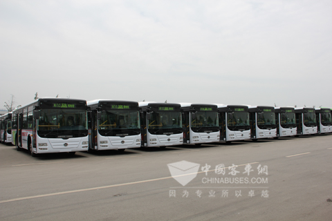 即将驶往攀枝花的恒通纽曼后置空调大客车