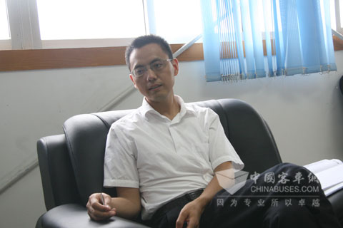 江淮商用车网络管理部部长汪光玉接受记者采访