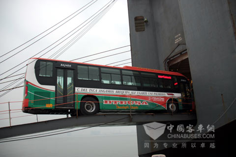 大金龙出口秘鲁的天然气客车正在装船