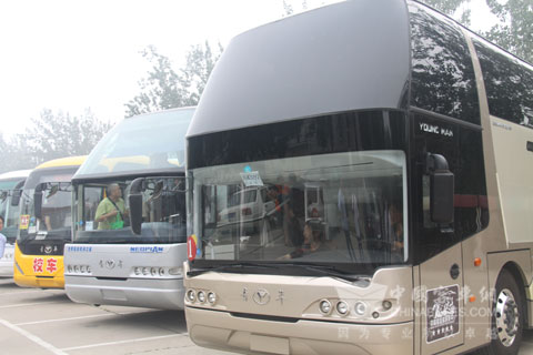 青年客车京津冀用户代表登上青年展车体验