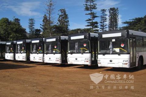 72台宇通公交车整齐地排列在停车场上