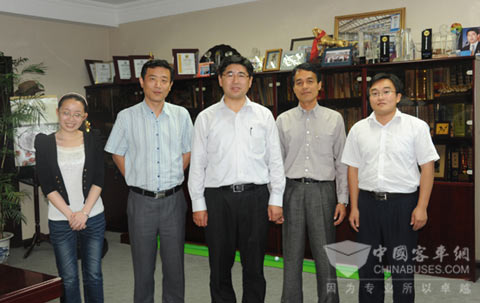 中大集团总裁徐连宽与到访的缅甸客户一行合影留念