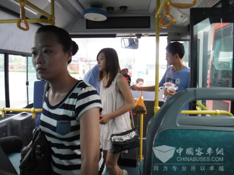 江阴市民登上常隆为江阴专门打造的新型电动客车