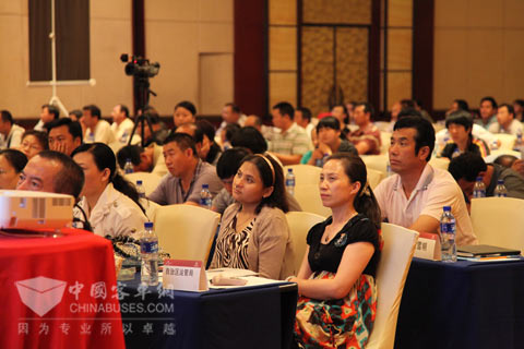 新疆科技助力行动现场参会代表认真聆听智慧运营讲座