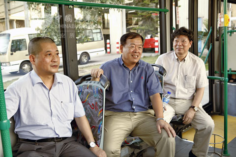 金旅叶宇亮副总经理(左一)陪同厦门市叶重耕副市长(中)试乘金旅混合动力客车