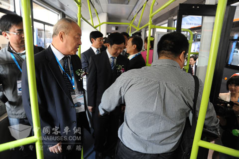 交通运输部党组成员、中纪委驻部纪检组组长、中国道路运输协会会长杨利民等领导一行来到东风扬子江展车进行参观