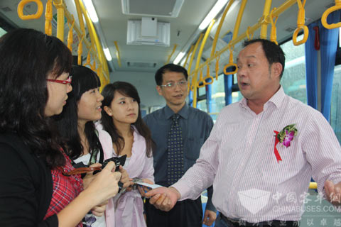 余杭公交公司副总经理陈连忠接受媒体采访高度肯定金龙客车的品质