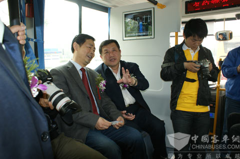 聊城市副市长蔡同民试乘新车时与中通客车董事长李海平交谈